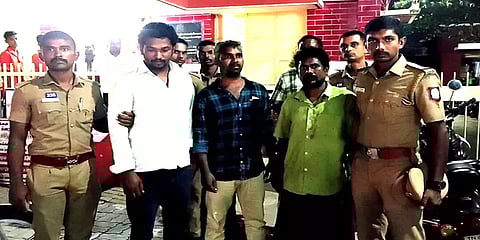 நாமக்கல்: வீட்டின் முன்பு நிறுத்தியிருந்த லாரி கடத்தல் - சிறையில் நண்பர்களான மூவர் கைது