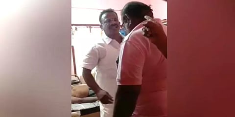 வேலைக்கு வராத விசைப்படகு ஓட்டுனர்: வீடு புகுந்து தாக்கிய திமுக பிரமுகர் - வைரல் வீடியோ