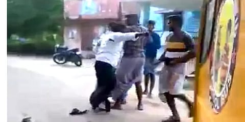 மது போதையில் பள்ளி வாகனத்தை வழிமறித்து ரகளையில் ஈடுபட்டவர்களால் பரபரப்பு