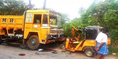 நின்றிருந்த டிப்பர் லாரி மீது ஷேர் ஆட்டோ மோதி விபத்து: ஒருவர் பலி 9 பேர் காயம்