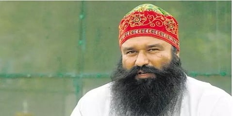 பரோலில் வந்த பாலியல் குற்றவாளியிடம் ஆசிர்வாதம் பெறும் பாஜக தலைவர்கள் - தேர்தல் காரணமா?