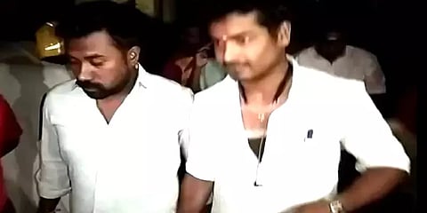 எனக்குச் சொந்தமான நிலத்தை மீட்டுத்தாங்க... செல்போன் டவரில் ஏறி விவசாயி போராட்டம்