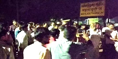 அகமதாபாத் டூ திருச்சி ரயிலுக்கு மயிலாடுதுறையில் உற்சாக வரவேற்பு – வட மாநிலத்தவர் கோரிக்கை