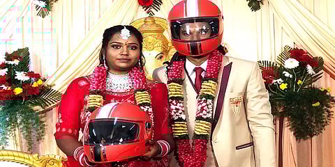 சாலை பாதுகாப்பு விழிப்புணர்வு: மணமக்களுக்கு ஹெல்மெட்டை பரிசாக வழங்கிய நண்பர்கள்