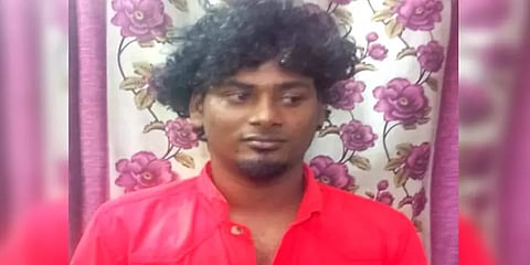 தம்பி ஓரமா போயி ஆடுங்கப்பா: கண்டித்த போலீஸை தாக்கிவிட்டு தப்பியோடிய இளைஞர்