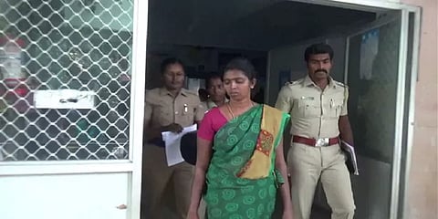 சேலம்: பள்ளி மாணவர்கள் இடையே ஏற்பட்ட மோதல்- மாணவனை இரும்புக் கம்பியால் தாக்கிய தாய்.!