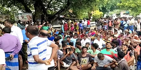 மயானத்திற்குச் செல்ல பாதை வேண்டும்: சடலத்துடன் சாலை மறியலில் ஈடுபட்ட பொது மக்கள்