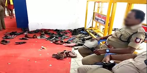 பசும்பொன்னில் பக்தர்களின் பாதணிகளை பாதுகாக்க போலீசாரை நியமித்ததாக சர்ச்சை