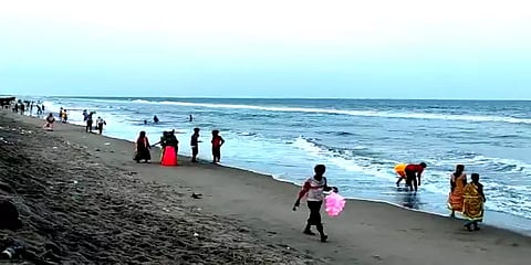 கடலில் குளித்துக் கொண்டிருந்த கல்லூரி மாணவர்களை இழுத்துச் சென்ற அலை