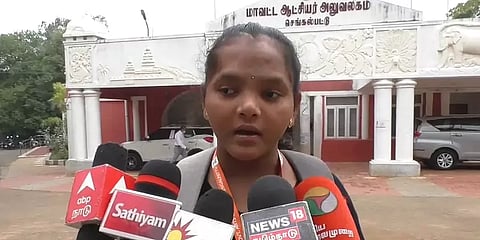 `10-வது படிக்கிறப்போலருந்துதான் பார்வையில்லை...’-கலெக்டரிடம் கல்லூரி மாணவியின் கண்ணீர் மனு