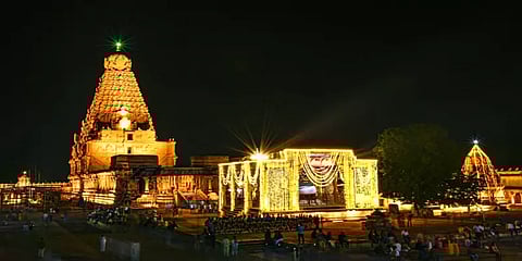 பேரரசன் ராஜராஜ சோழன் சதய விழா: விழாக் கோலம் பூண்டுள்ள தஞ்சை