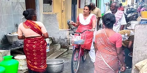 உள்ளாட்சி தினம் - சைக்கிளில் சென்று மக்களின் குறைகளை கேட்டறிந்த துணை மேயர்