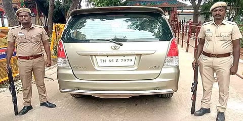 தேவர் ஜெயந்தி: போலீஸ் பாதுகாப்புடன் வங்கிக்கு கொண்டு செல்லப்பட்ட தங்கக் கவசம்