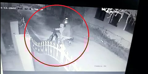 சாக்கு போர்த்தியபடி நூதன பைக் திருட்டு... மதுரையில் தொடரும் இரவு நேர கொள்ளை!