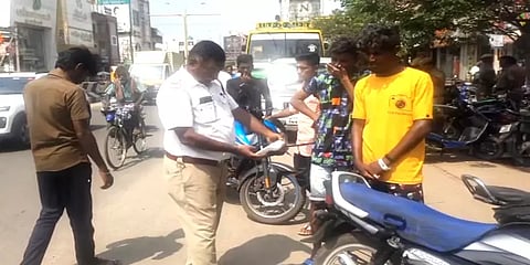 காரில் சென்றவர் மீது `ஹெல்மெட் அணியாது வாகனம் ஓட்டிய’தாக வழக்கு... காவலருக்கு அபராதம்!