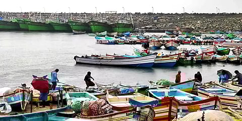 அரபிக்கடல் பகுதியில் தொடரும் கனமழை... துறைமுகத்திலேயே முகாமிடப்பட்ட 6,000+ படகுகள்!