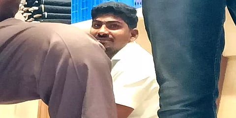 தீபாவளி நேரத்தில் போலி பில் போட்டு விற்பனை?.. தனியார் துணிக்கடையில் திடீர் ஐடி ரெய்டு!