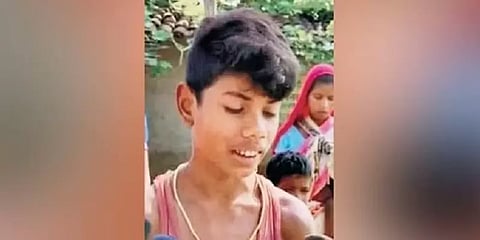 ’’என்னையா கடிக்கிறாய்?’’ நாகபாம்பை கடித்த சிறுவன் - பாம்புக்கு நேர்ந்த பரிதாபம்!