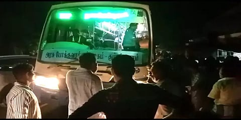 சீர்காழி: அரசு பேருந்தை வழிமறித்து ஓட்டுனர் நடத்துனர் மீது சரமாரி தாக்குதல்!