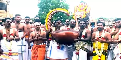 மாமன்னன் ராஜராஜ சோழன் சதய விழா: திருமுறைகளுடன் ஊர்வலமாக சென்ற ஓதுவார்கள்