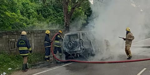 சென்னை: சாலையில் சென்று கொண்டிருந்த காரில் திடீர் தீ... நூலிழையில் தப்பித்த குடும்பம்!