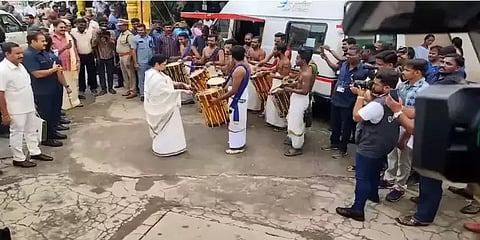 இல.கணேசனின் இல்ல விழாவில் செண்டை மேளம் வாசித்த மேற்கு வங்க முதல்வர் மம்தா பானர்ஜி!