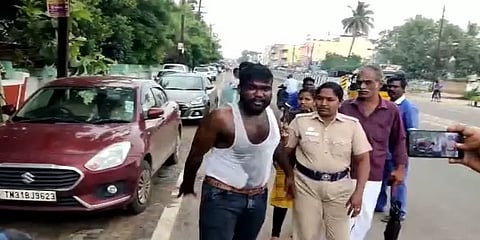 காவல்நிலையம் எதிரே பெட்ரோல் ஊற்றி தற்கொலைக்கு முயன்ற பழவியாபாரி- கந்துவட்டி கொடுமை காரணமா?