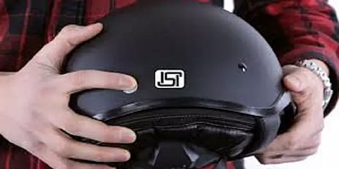 காரில் சென்றவர் ஹெல்மெட் அணியவில்லை என அபராதம்...54 முறை வந்த வார்னிங் மெசேஜால் அதிர்ச்சி!