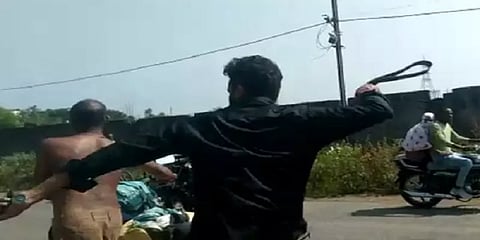 மாட்டிறைச்சி விற்றதாக இருவர் அரைநிர்வாணப்படுத்தி கொடுமை - சட்டீஸ்கரில் அதிர்ச்சி சம்பவம்!