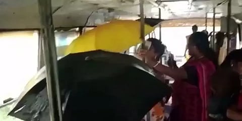 அரசு பேருந்து மேற்கூரை ஒழுகியதால் உள்ளேயே குடை பிடித்து சென்ற பயணிகள்.!