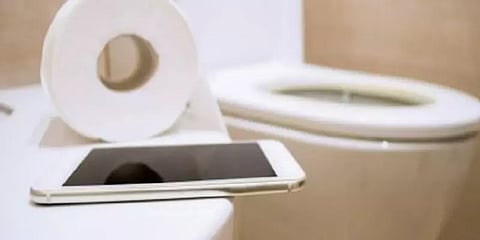 டாய்லெட்டைவிட செல்போனில் அதிகமிருக்கிறது பாக்டீரியாக்கள் - அதிர்ச்சிதரும் ஆய்வு முடிவுகள்!