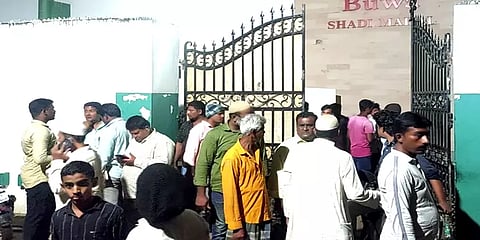 திருமண மண்டப கூரை இடிந்து விபத்து: பெண்ணின் தாயார் உட்பட 10 பேர் காயம்