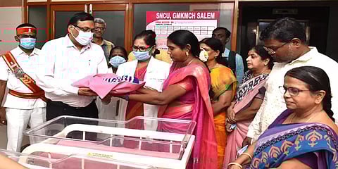 வறுமையின் கொடுமை: ஒரே பிரசவத்தில் பிறந்த 3 குழந்தைகளை மருத்துவமனையில் ஒப்படைத்த அவலம்