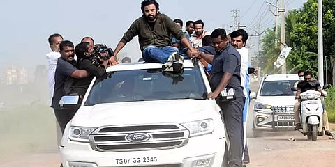 ``இதென்ன காக்கிநாடாவா?”-சினிமா ஷூட்டிங் போல பயணித்தபின் அரசை கேள்வி கேட்ட பவன் கல்யாண்