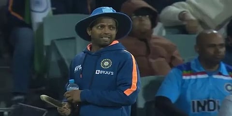 இந்திய கிரிக்கெட் வீரர்களின் ஷூவை ஓடி ஓடி துடைத்த அந்த நபர் யார்?