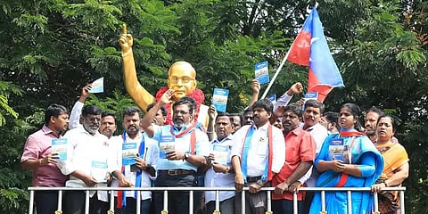 `ஆர்எஸ்எஸ் வழிகாட்டுதலை வெளிக்கொண்டுவர...’- மக்களிடம் மனுஸ்மிரிதி விநியோகித்த திருமாவளவன்!