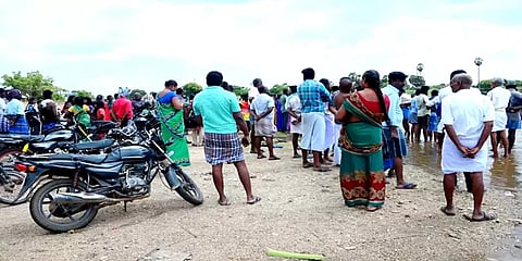 குளத்தில் குளித்தபோது சகதியில் சிக்கிய சிறுமி.. காப்பாற்றச் சென்ற பெண்ணும் பலியான சோகம்