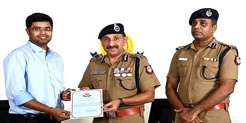 பைபாஸ் சர்வீஸ் சாலையில் யாருமில்லாமல் நின்ற 2½ வயது சிறுவன்..டாக்டர் செய்த பொறுப்பான செயல்