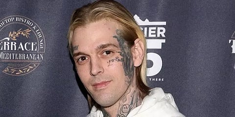 பாத்டப்பில் பிணமாக கிடந்த அமெரிக்காவின் பிரபல பாடகர் ஆரோன் கார்டர் - என்ன நடந்தது?