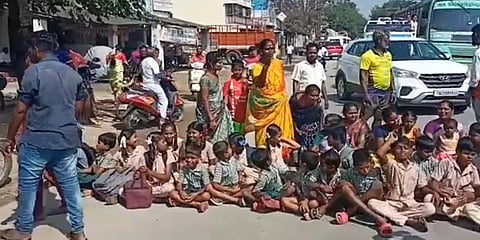 `பொதுப்பணித்துறை சாலையை வீட்டுமனைக்கு பயன்படுத்துவதா?’ போராட்டத்தில் பள்ளி சிறார்கள்!