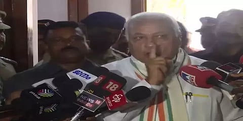 'இந்த 2 நிறுவனத்தின் செய்தியாளர்கள் தயவுசெய்து வெளியேறுங்கள்’ - கேரள ஆளுநர் சர்ச்சை பேச்சு