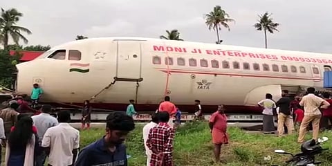 கேரளா: பழுதாகி விமானம் சாலையில் தரையிறங்கியதாக பரவிய புரளி – நடந்தது என்ன?