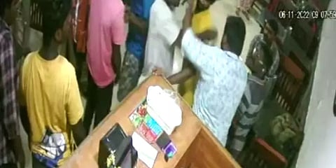 `எங்களுக்கே பில் கொடுக்குறியா...?’ சாப்பிட்டதற்கு பில் கொடுத்த சப்ளையரை தாக்கிய இளைஞர்கள்!