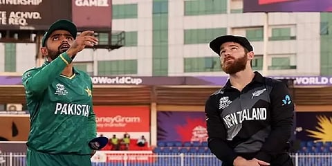 பாக் VS நியூசி அரையிறுதி 1-வது ஆட்டம்: டாஸ் வென்ற நியூசிலாந்து அணி பேட்டிங் தேர்வு!