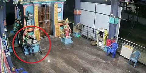 கோயில் உண்டியலை உடைத்து அலேக்காக பணத்தை அள்ளிச்சென்ற திருடன் - சிசிடிவி காட்சிகள்