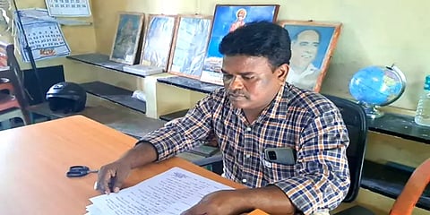 சிதிலமடைந்த அரசுப்பள்ளி கட்டடம்: சொந்த செலவில் சீரமைத்த தலைமையாசிரியர்