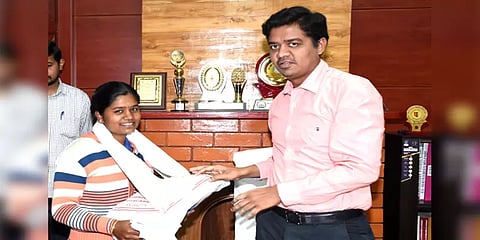 முயன்றால் முடியும்: 4-வது முறையாக நீட் தேர்வெழுதி வெற்றிபெற்ற இருளர் இன மாணவி