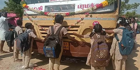 சுதந்திரம் முதலே பேருந்து வசதி இல்லாத கிராமம்-முதல் பேருந்தை கட்டியணைத்து வரவேற்ற மக்கள்