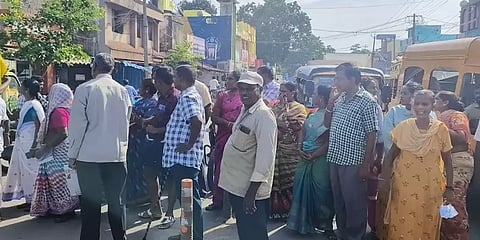 விழுப்புரம்: பாதாள சாக்கடை கழிவு நீர் வீடுகளுக்குள் புகுந்ததால் மக்கள் சாலை மறியல்!