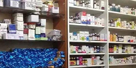 ”எங்களுக்கு பார்மால்டி பண்ணுங்க”.. மருந்து கடையில் ஆய்வாளர் போல் மாமூல் கேட்ட போதை ஆசாமி!